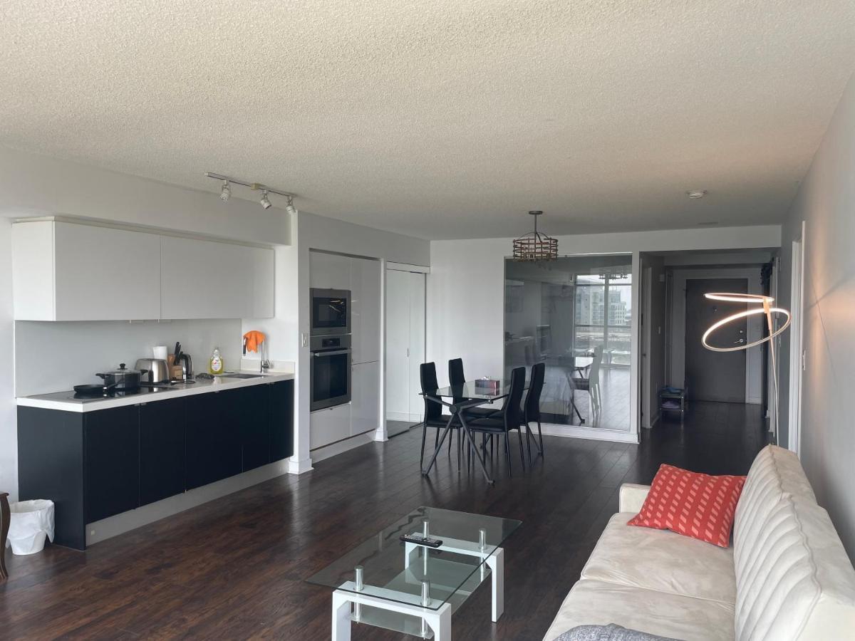Three Br Condo Step To Cn Tower Rogers Center With Free Parking Toronto Eksteriør billede
