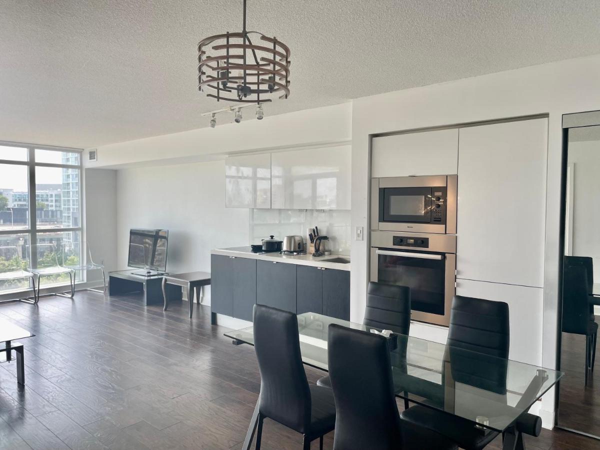 Three Br Condo Step To Cn Tower Rogers Center With Free Parking Toronto Eksteriør billede