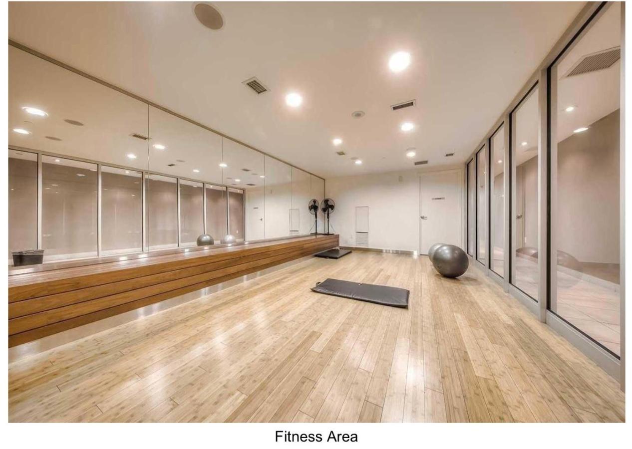 Three Br Condo Step To Cn Tower Rogers Center With Free Parking Toronto Eksteriør billede